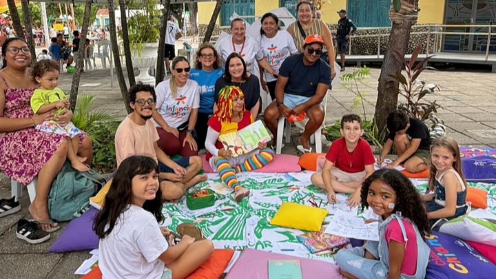 grupo de pessoas posa para a foto